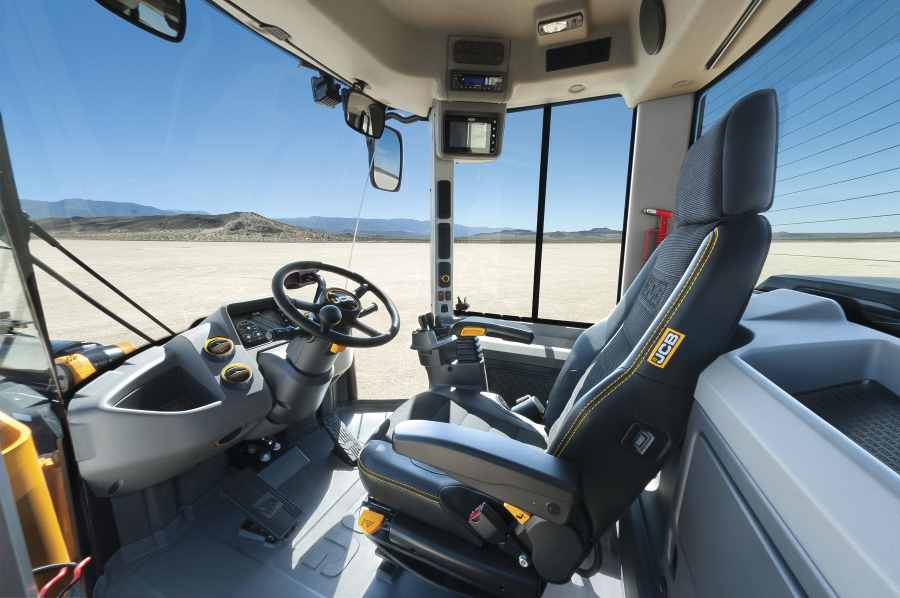 More spacious and better equipped - the new CommandPlus cab.