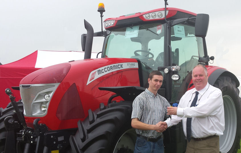 Alex Lamb (left) receives the keys from TRP Sleaford salesman Ian Woods.