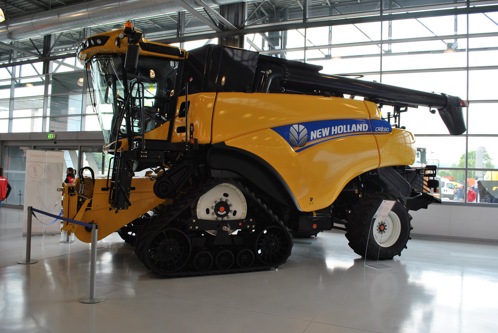 New Holland showcases new CR8.80 combine