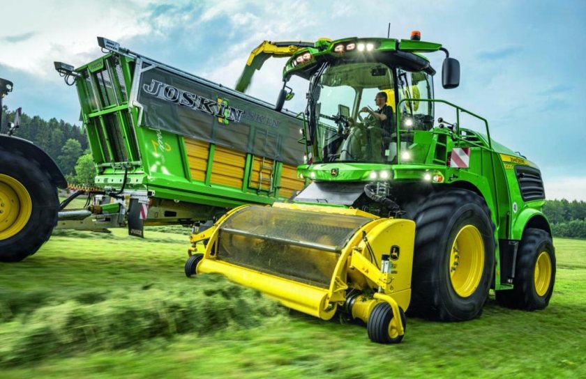 John Deere has announced new features for its forage harvesters, including more power and high throughput (Photo: John Deere)