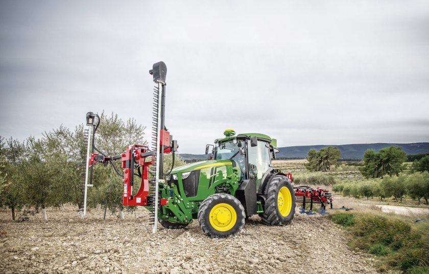 The new 5ML tractor series is a pioneer in precision farming for high-value crops, according to John Deere (Photo: John Deere)