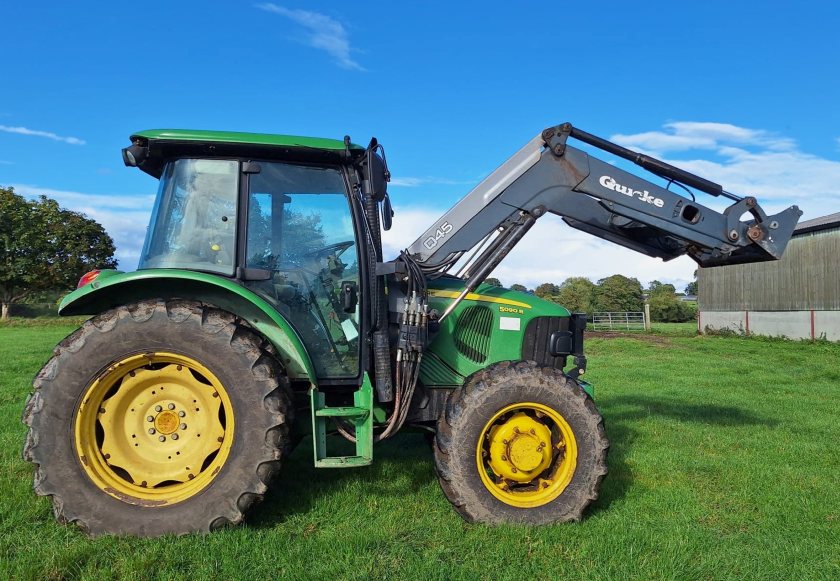 A 2009 John Deere 5090R 4WD tractor with a Quicke Q45 loader sold for £25,000